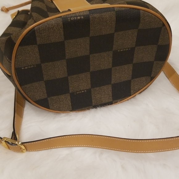 ๐HOST PICK๐ Vintage Fendi Bucket Bag - Picture 4 of 8